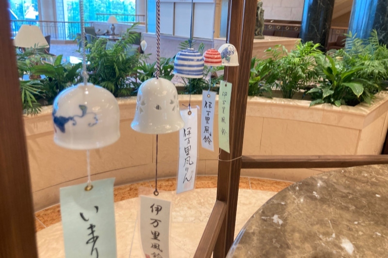 佐賀県伊万里市の「鍋島焼風鈴」を館内に展示しております。