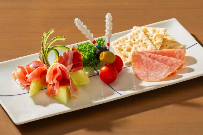 生ハムサラミフルーツ添え　prosciutto and melon