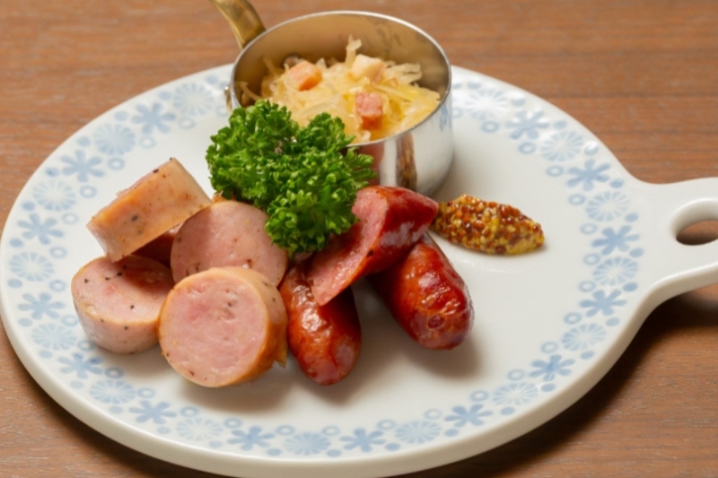 牛肉とペッパーソーセージ ザワークラフト添え　Grilled Sausage