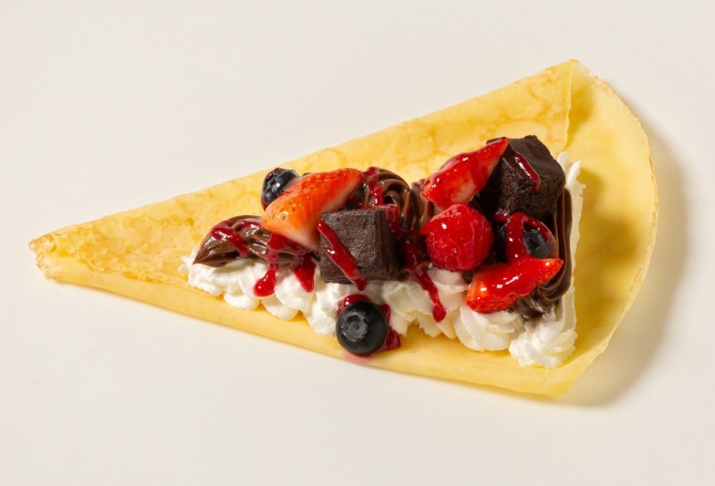 チョコレートケーキとベリーのクレープ